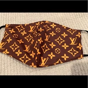 Louis Vuitton mask. NWOT. LV print/lined in white poly/cotton fabric. Classic.